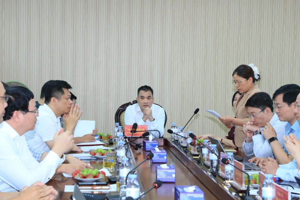 Assoc. Prof. Pham Bao Son, Vice Chairman of the Hung Yen Provincial People's Committee, speaking during the exchange.