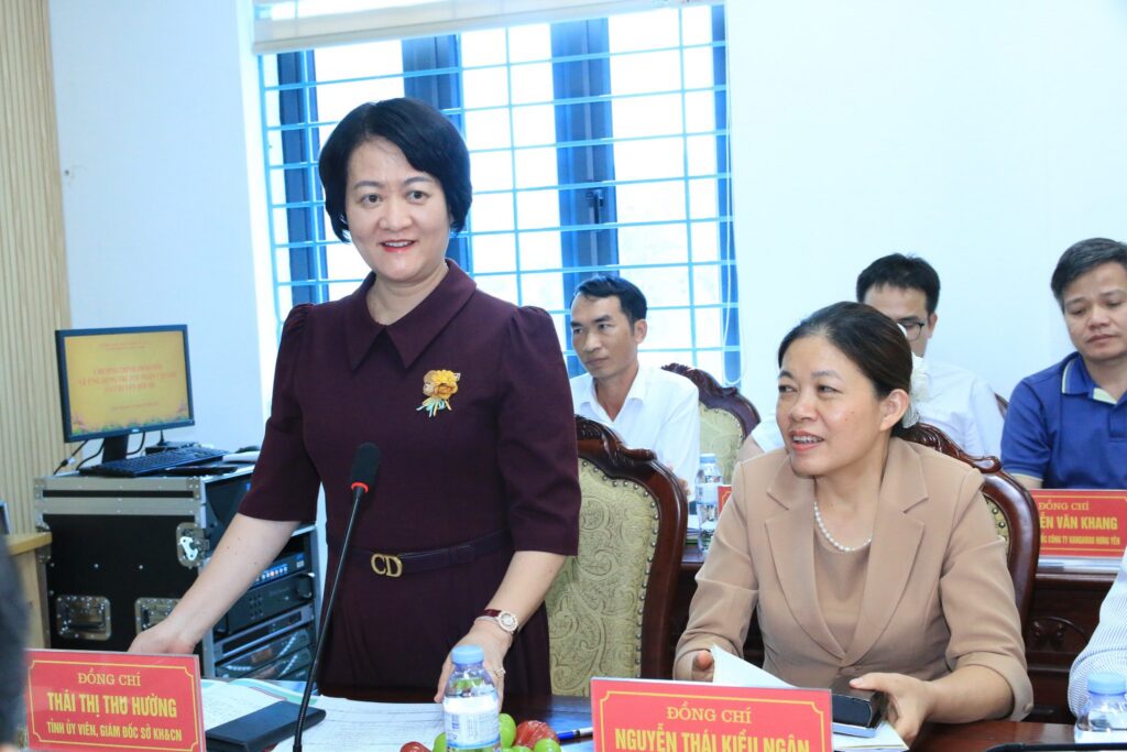 Thai Thi Thu Huong, Director of the Hung Yen Department of Science and Technology, speaking at the session.